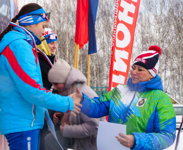 Юлия Чепалова раздала автографы на юношеских соревнованиях на Снежинке