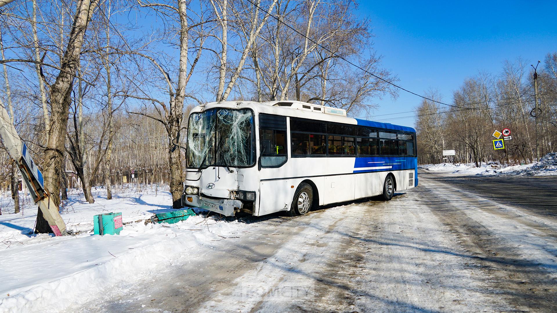 На Водонасосной автобус врезался в остановку