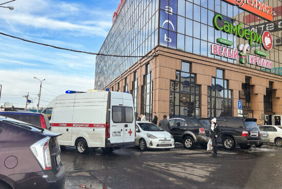 Битва слов и взглядов на парковке БУМа: дама проехала по сопернику в споре