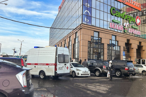 Битва слов и взглядов на парковке БУМа: дама проехала по сопернику в споре
