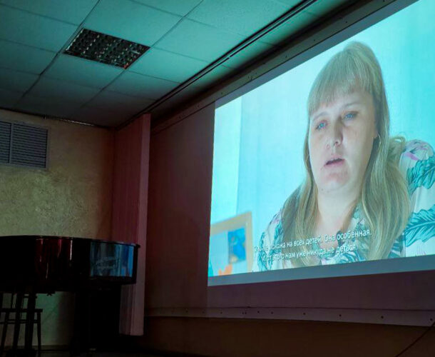 «Человек в красном»: Фильм о травле детей-инвалидов презентовали в библиотеке Островского
