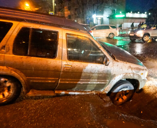 На Аллее Труда провалилась дорога, в провал угодила машина