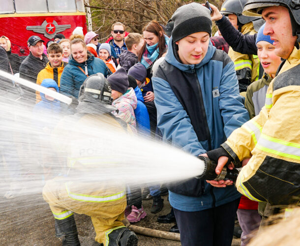 Громко и мокро отпраздновали День пожарной охраны на Театральной площади