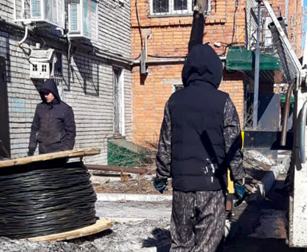 Несколько подъездов многоэтажки на Первостроителей остались без света из-за порыва сразу трёх кабелей