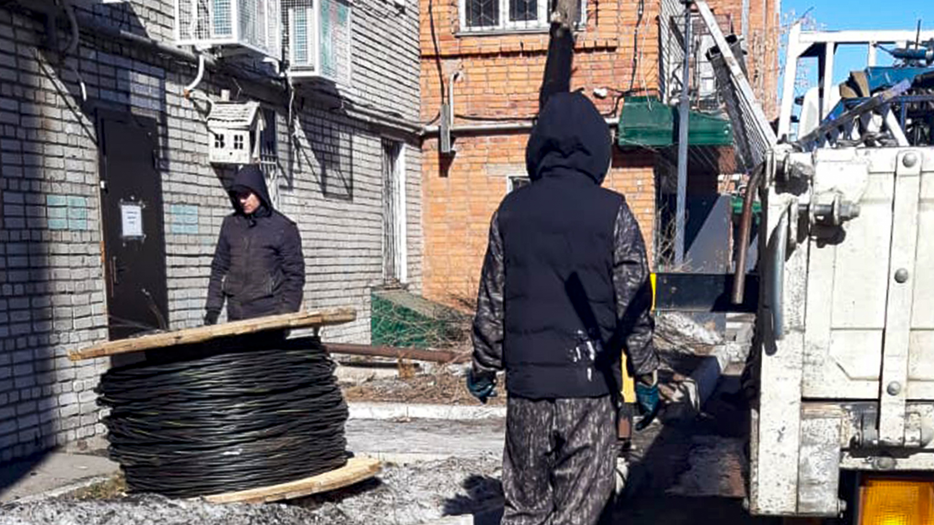 Несколько подъездов многоэтажки на Первостроителей остались без света из-за порыва сразу трёх кабелей