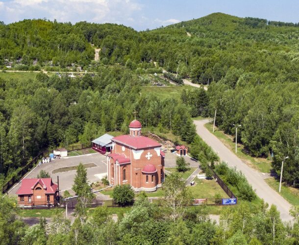 В Родительский день на кладбище пустят спец-автобусы, а в храме проведут панихиду