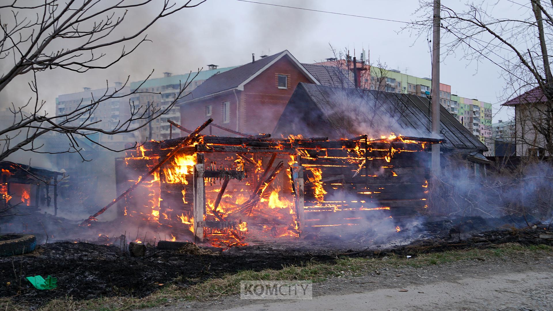 Огонь Мылках — на Хасановской сгорел заброшенный дом