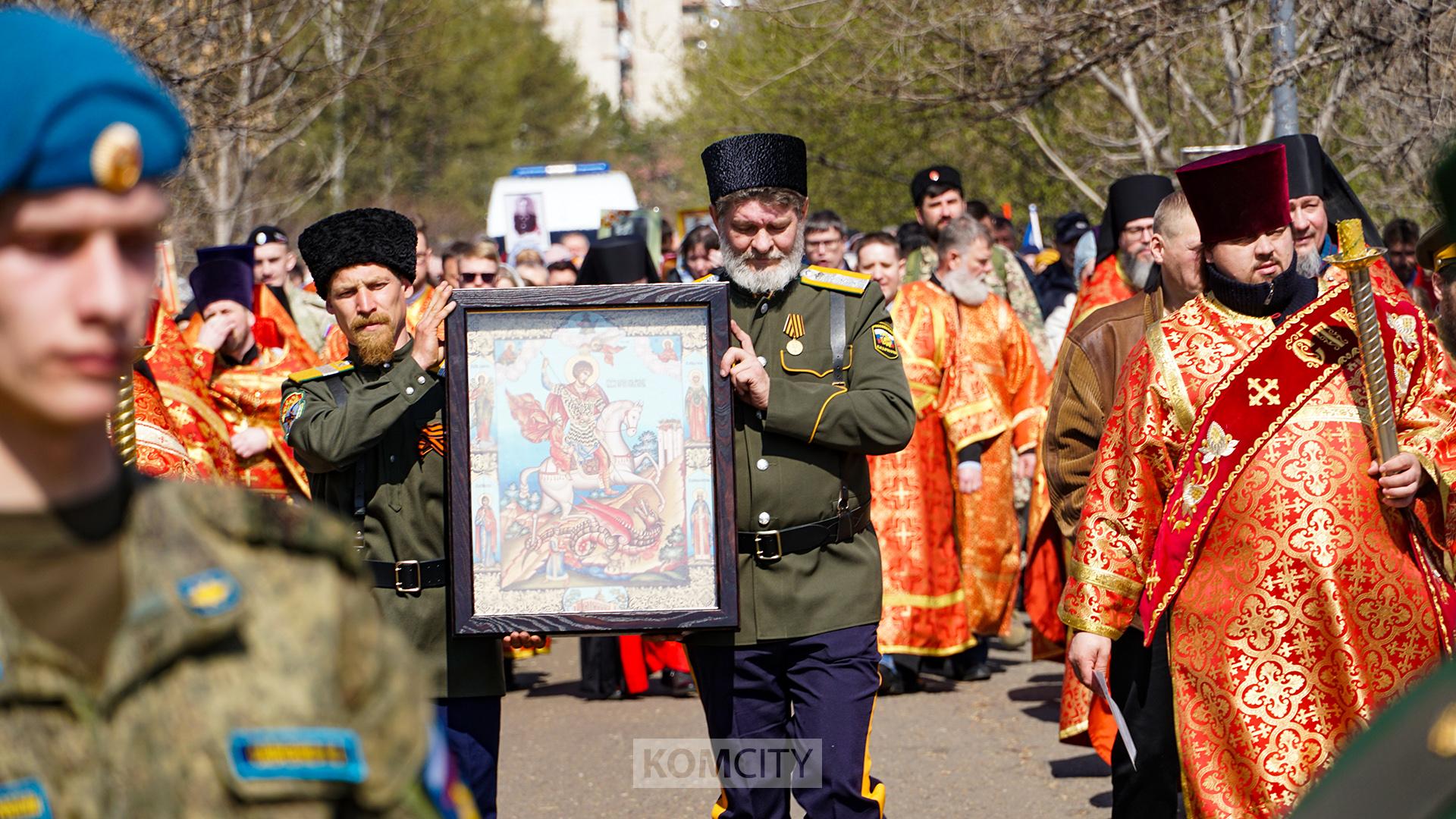 Икона Георгия Победоносца возглавила Крестный ход по улицам Комсомольска