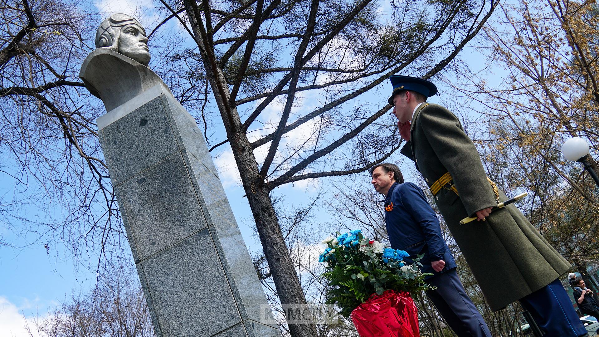 Комсомольчане возложили цветы к бюсту Маресьеву