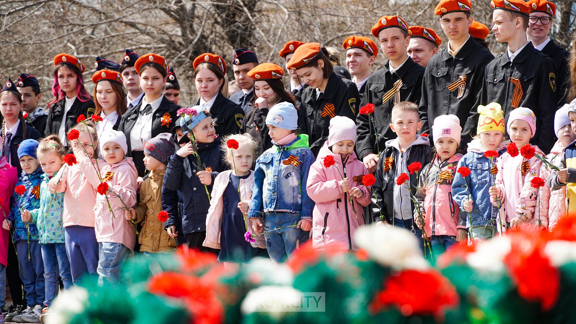 К памятному знаку на пр. Победы возложили цветы