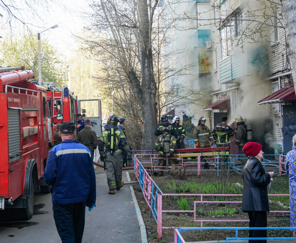 Нескольким подъездам пятиэтажки пришлось эвакуироваться из-за пожара в подвале