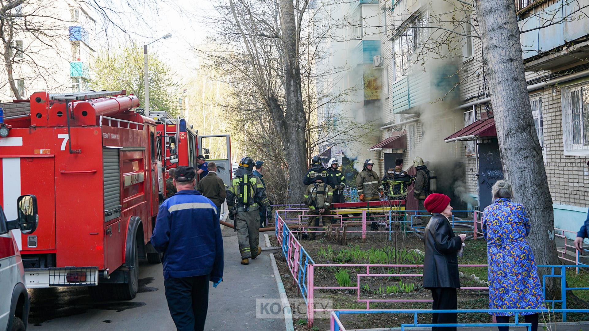 Нескольким подъездам пятиэтажки пришлось эвакуироваться из-за пожара в подвале