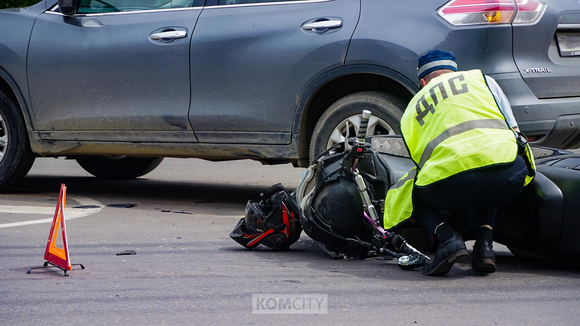 В столкновении на Первостроителей пострадал мотоциклист