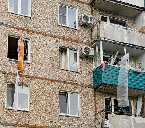 «Подумал, война что ли?» — рванувшим самогонным аппаратом вынесло окна в квартире и повредило семь машин во дворе 