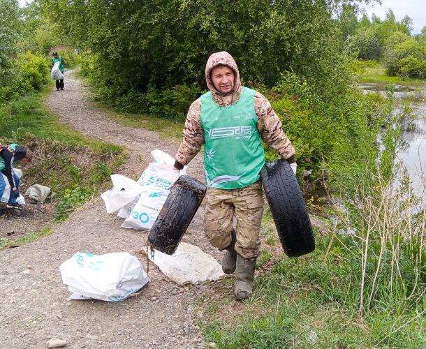 Больше 60 мешков мусора собрали эко-волонтёры на озере «Три трубы»