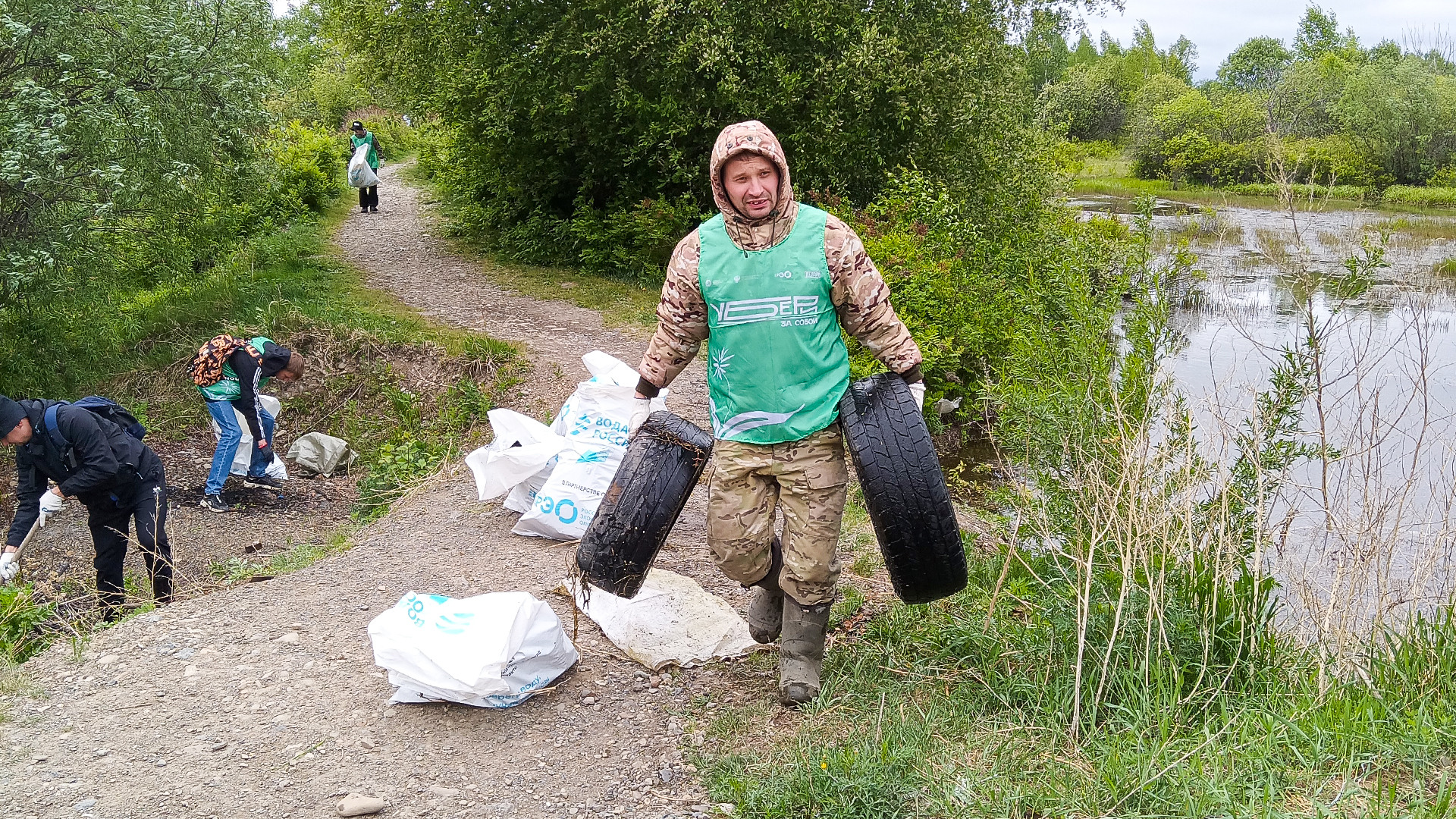 Больше 60 мешков мусора собрали эко-волонтёры на озере «Три трубы»