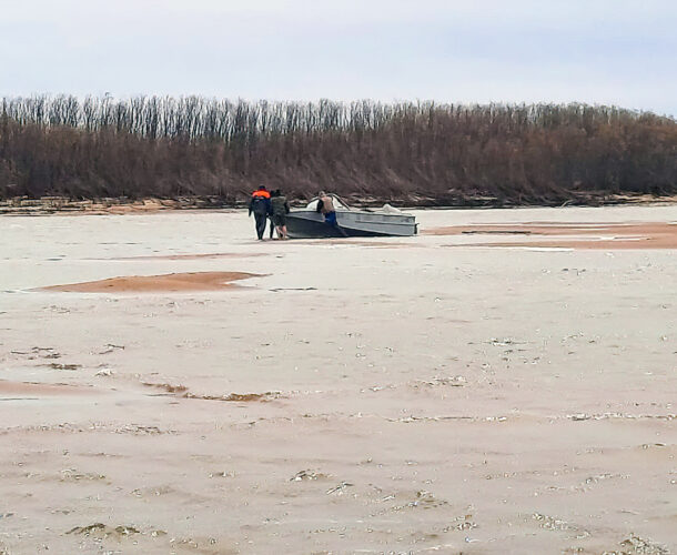 Севшего на мель рыбака спасли на Амуре