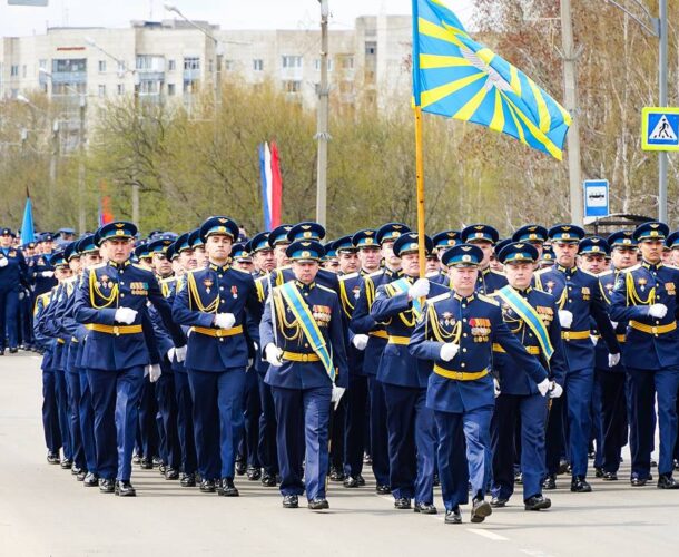 Военные промаршировали по Дзержинского