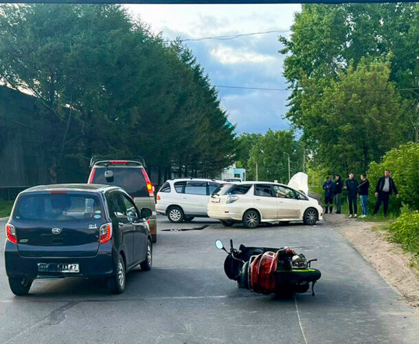 В аварии на Ленинградской пострадал водитель мотороллера