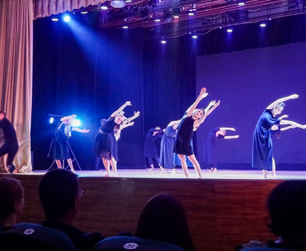 Что такое современный танец, узнали комсомольчане на концерте «Танцевальность бытия» в Доме молодёжи