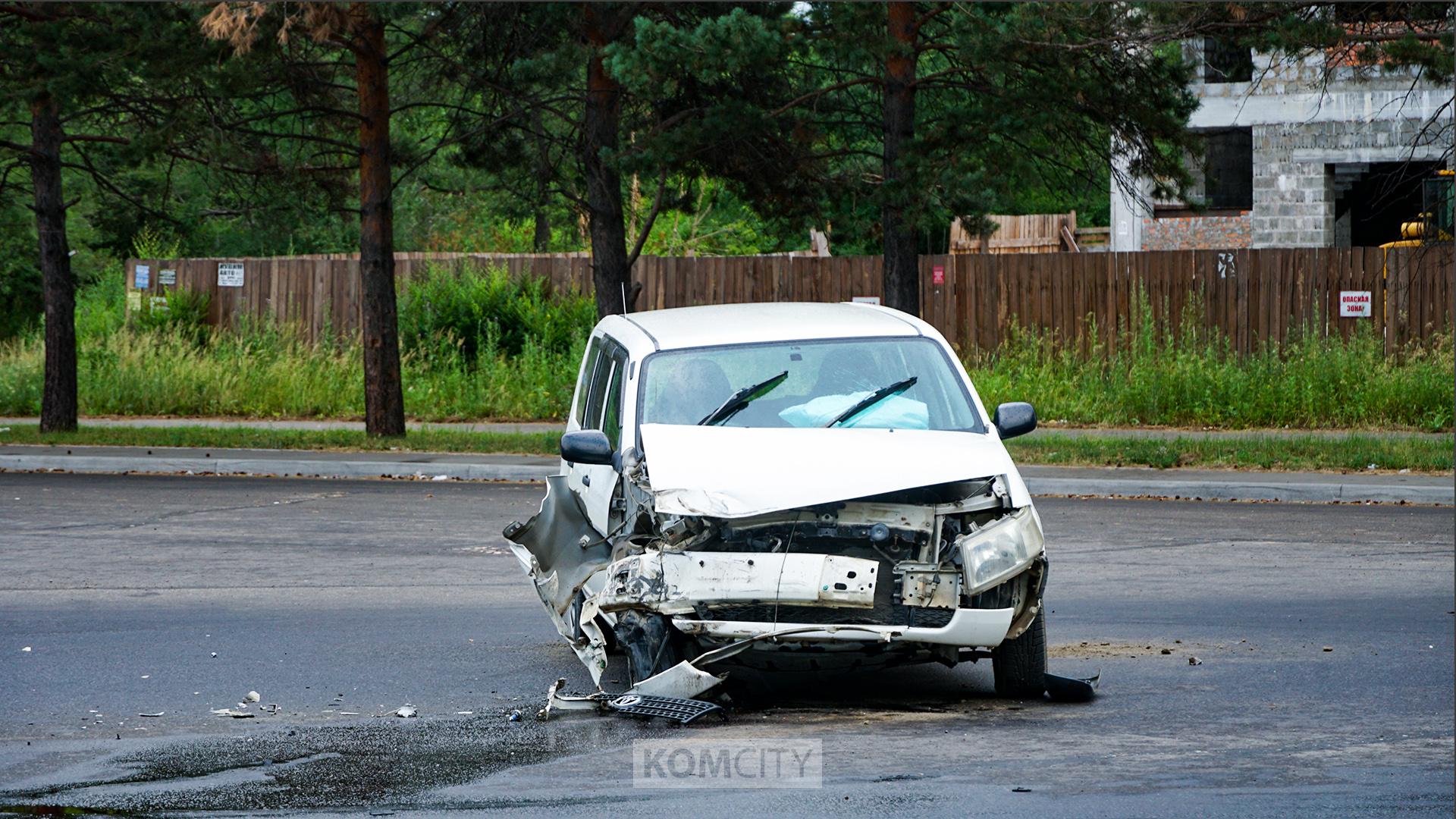 В столкновении с автобусом на жд-вокзале пострадал водитель Пробокса