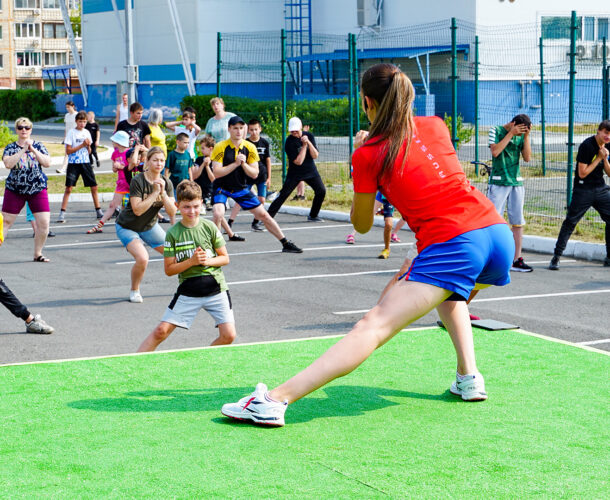 Чемпионка Анна Епифановна провела зарядку для комсомольчан