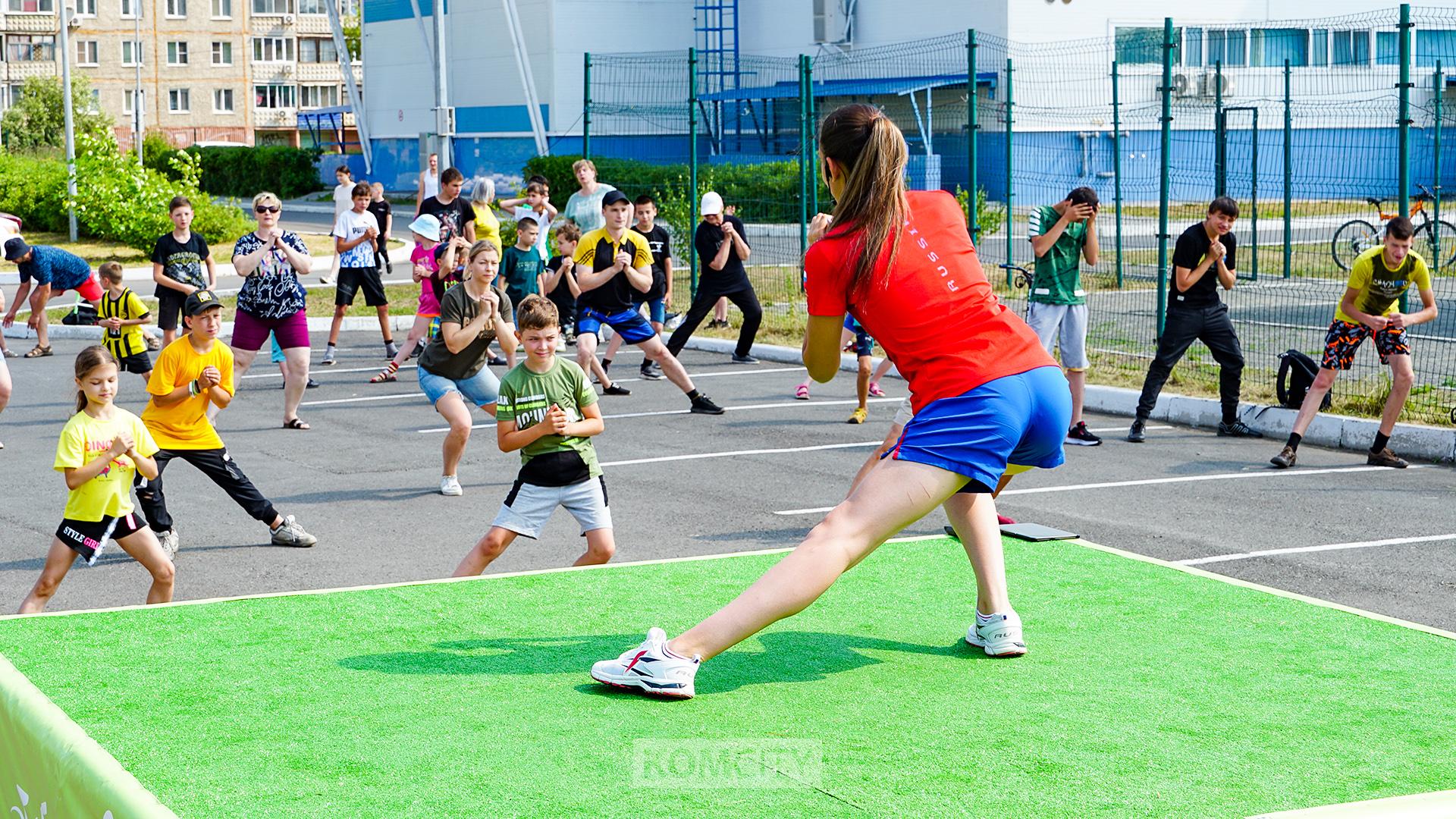 Чемпионка Анна Епифановна провела зарядку для комсомольчан