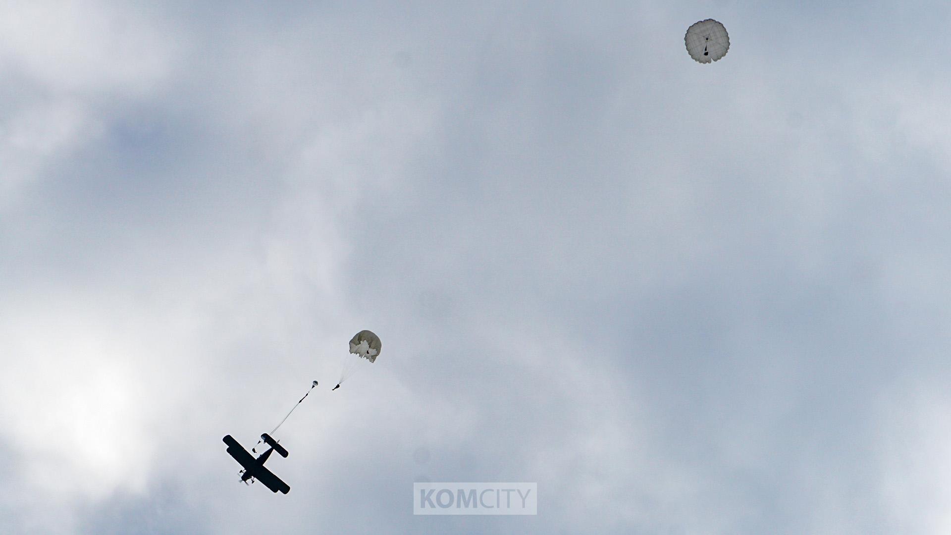 Десантура отметила День ВДВ прыжками с парашютом