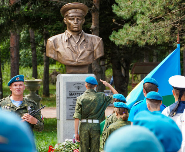 Бюст Василия Маргелова торжественно открыли в Комсомольске