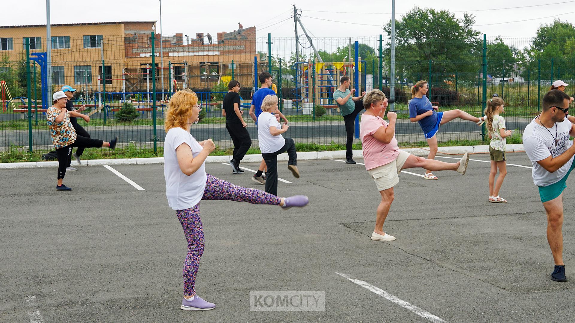 Приёмам карате научили комсомольчан на очередной чемпионской зарядке