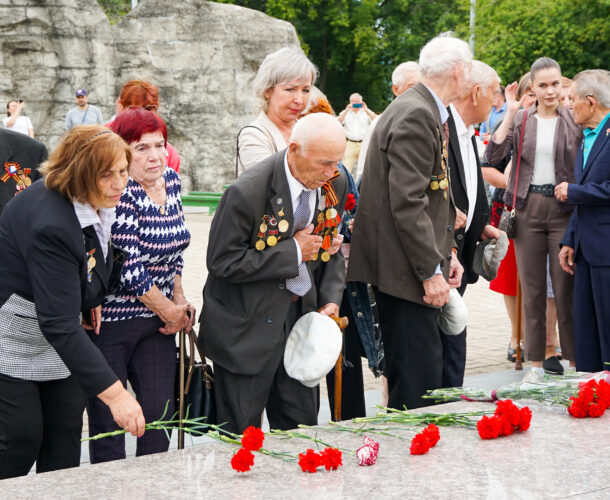 Победу в битве на Курской дуге вспомнили в Комсомольске возложением цветов и залпами в небо