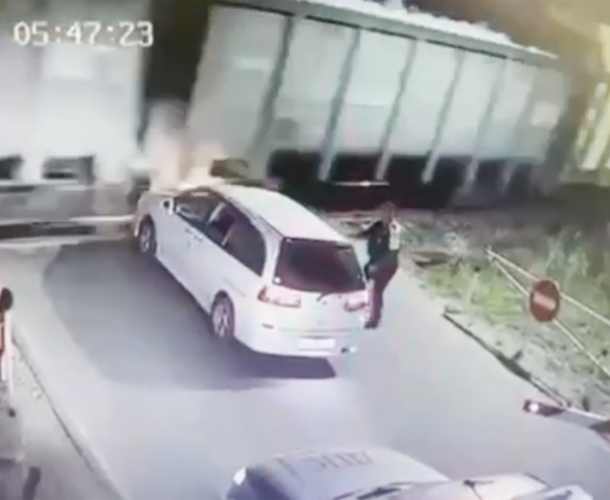 В Амурске неадекватный водитель попытался проскочить между вагонами движущегося поезда