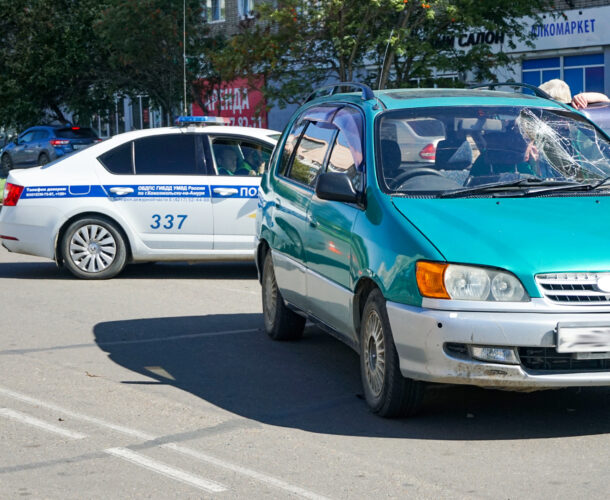 Пешеход, не сумевший перейти дорогу в неположенном месте, попал в больницу с тяжёлыми травмами