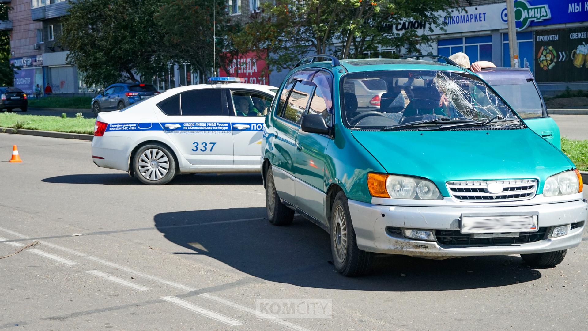 Пешеход, не сумевший перейти дорогу в неположенном месте, попал в больницу с тяжёлыми травмами