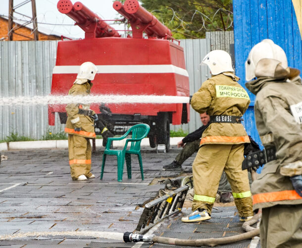 Воспитанники военно-патриотических клубов испытали себя в пожарной эстафете