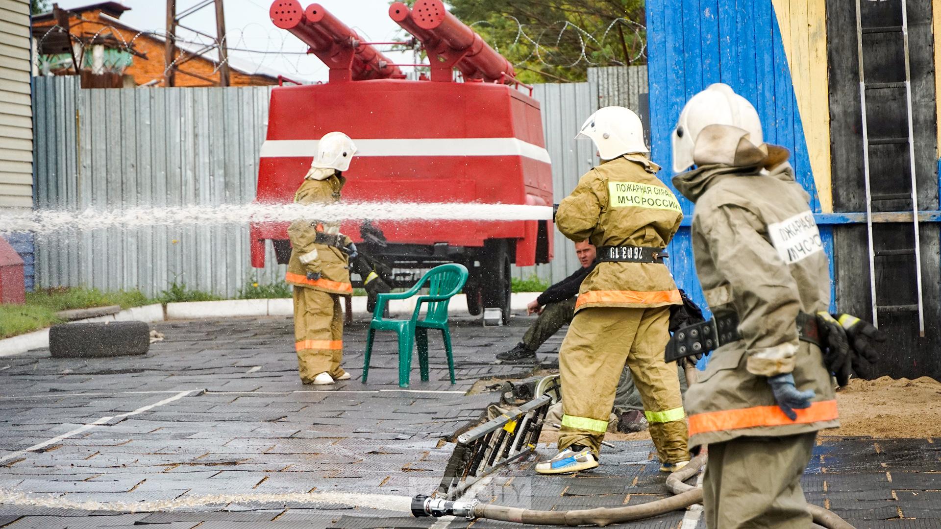 Воспитанники военно-патриотических клубов испытали себя в пожарной эстафете