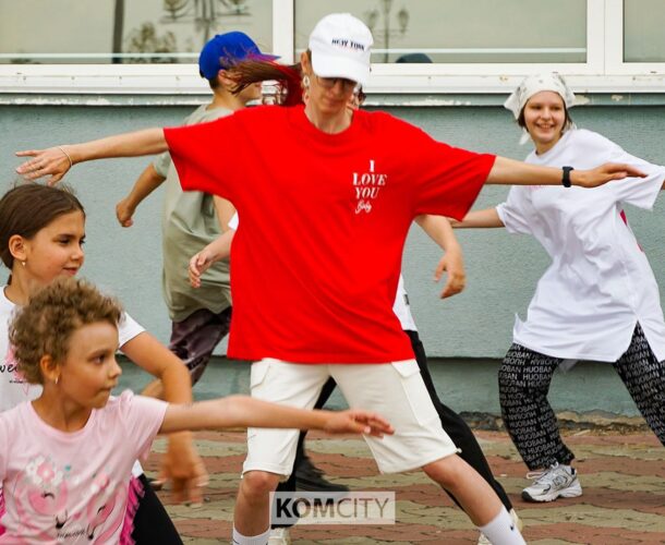 Танцевальной тусовкой и флэш-дэнсом закроют сезон уличных тренировок у Дома молодёжи