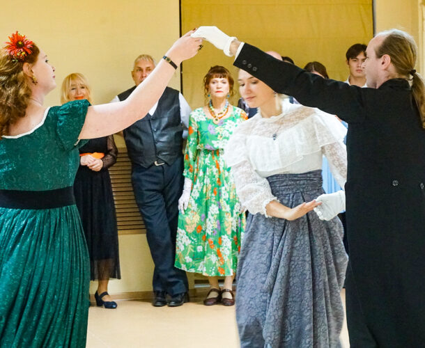 Старинные танцы исполнили участники литературного бала в библиотеке Островского