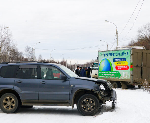 Водитель Прадо не справился с управлением на снежном накате и устроил на «пьяной дороге» свалку из трёх машин