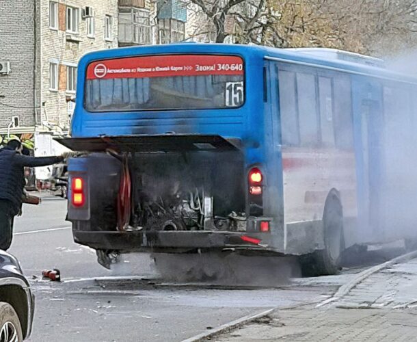 На Советской пассажиры эвакуировались из загоревшегося автобуса