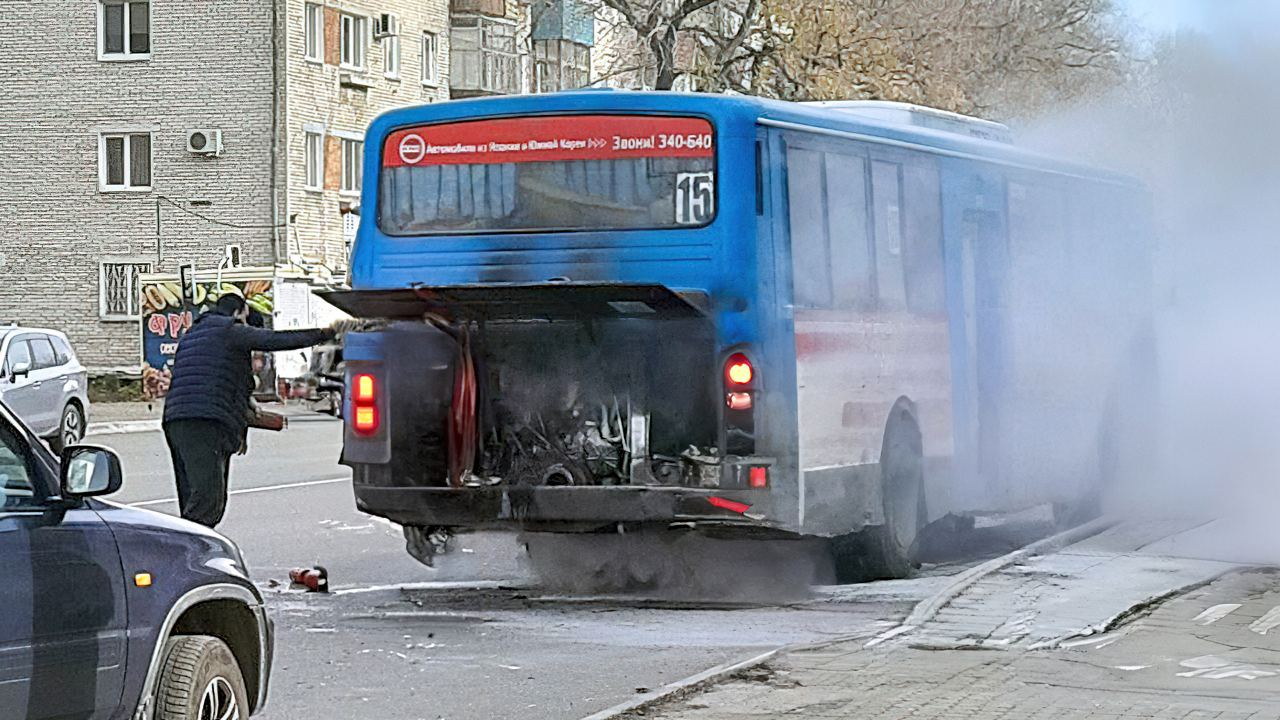 На Советской пассажиры эвакуировались из загоревшегося автобуса