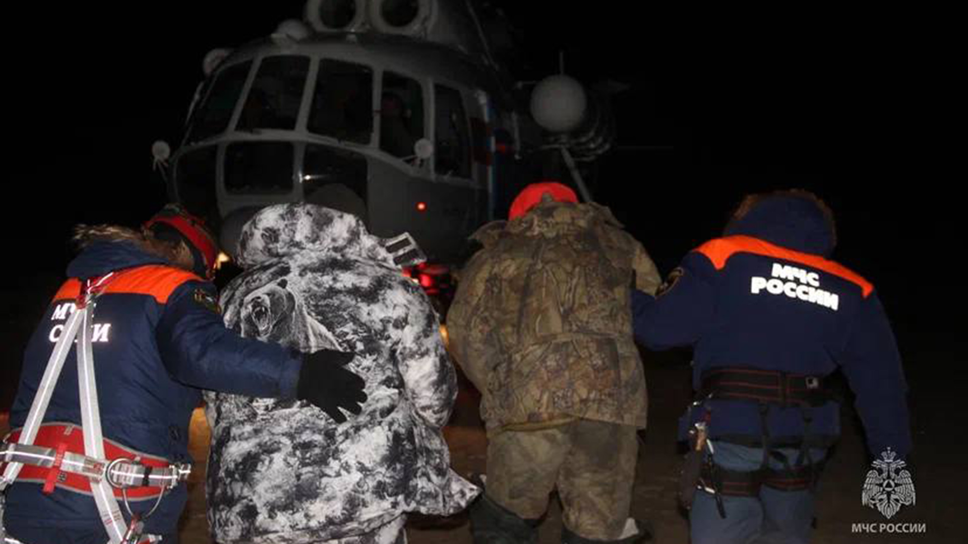 У Верхнетамбовского вертолётом спасали севших на мель рыбаков