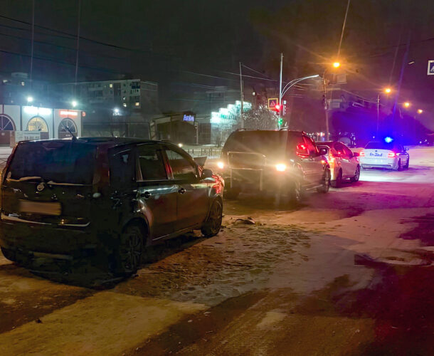 На Вокзальной Мерседес зажало между двумя малолитражками