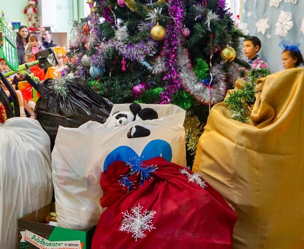 Новогодние подарки для малышей из дома ребёнка собирают в комсомольских библиотеках