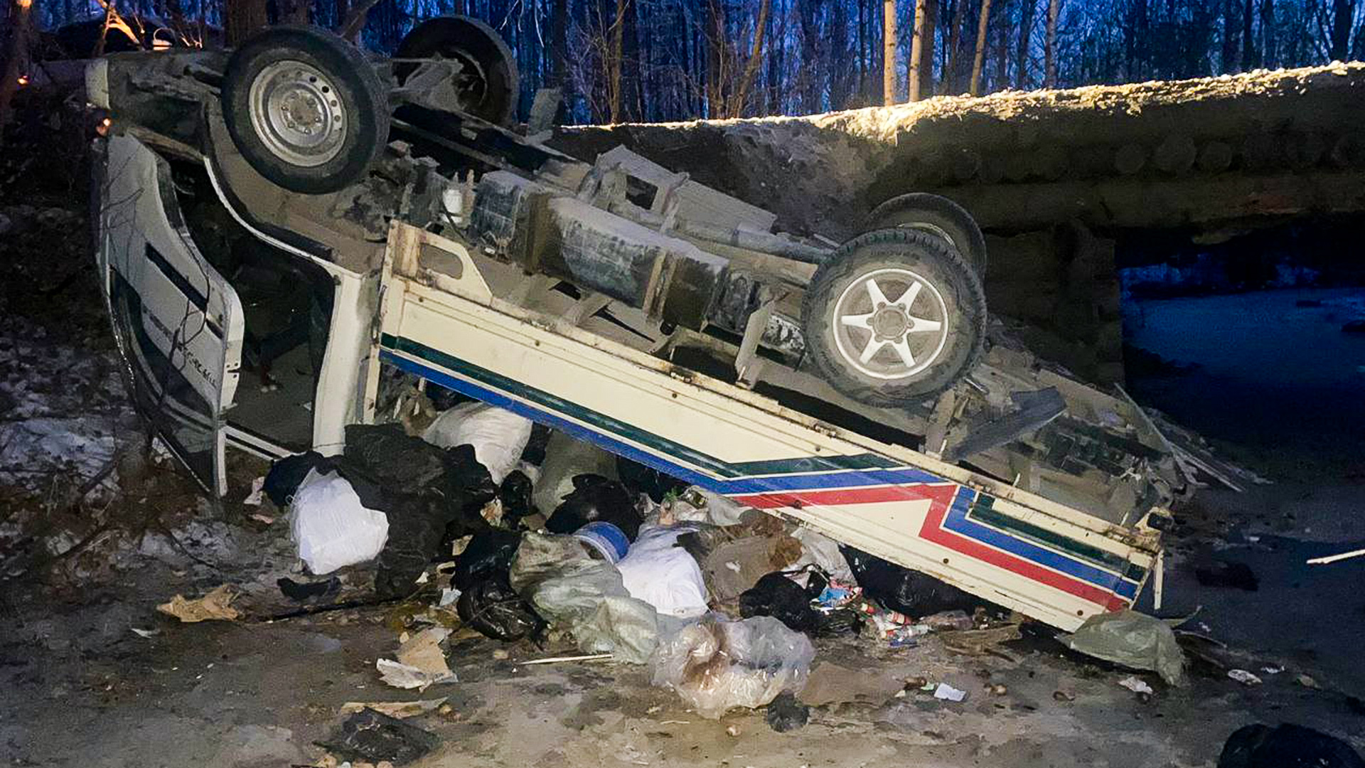 В районе Берёзового слетел с моста грузовичок с мусором, пассажир погиб