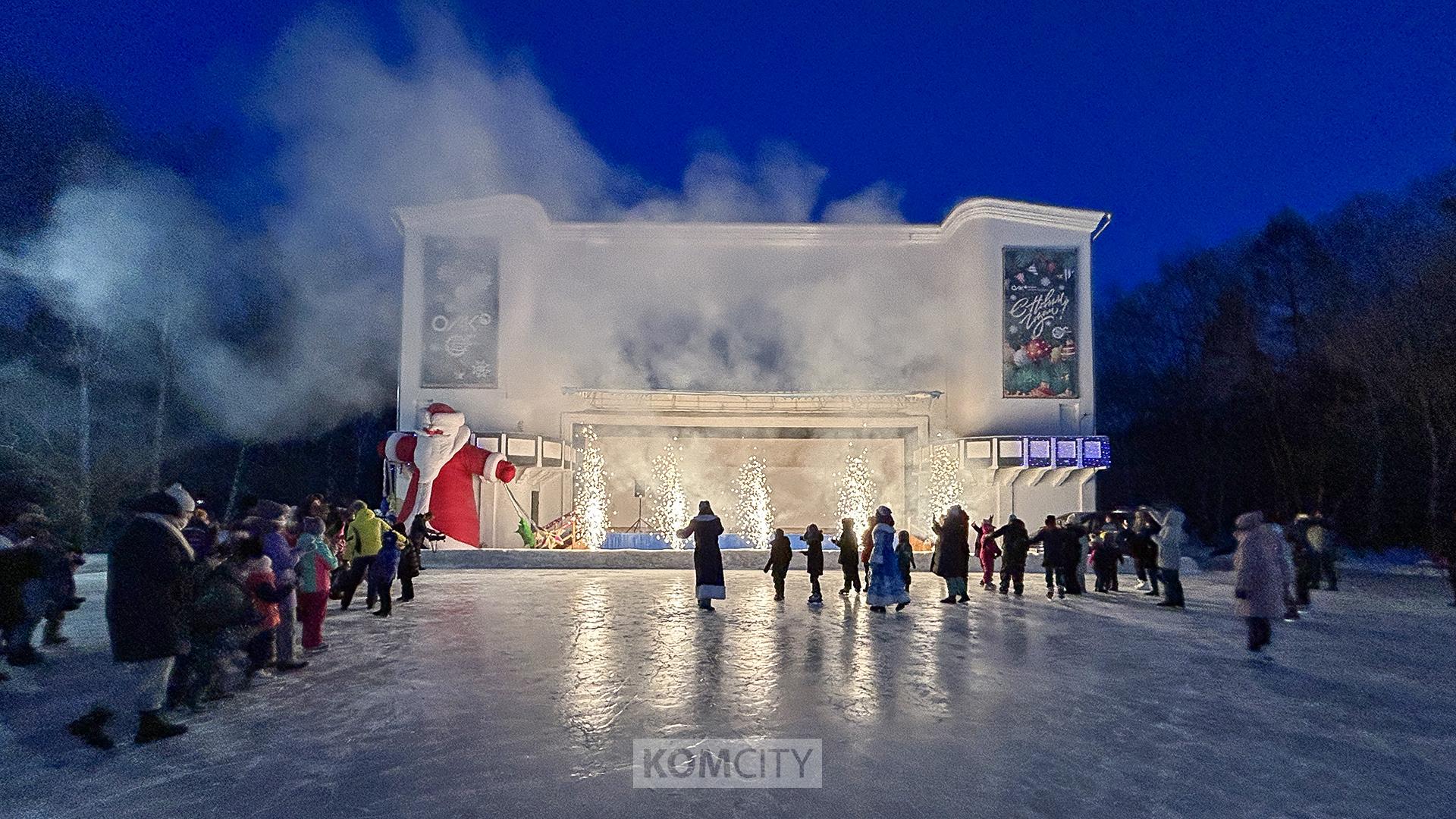 Дед Мороз, Снегурка и Медведь открыли бесплатный каток в парке Гагарина