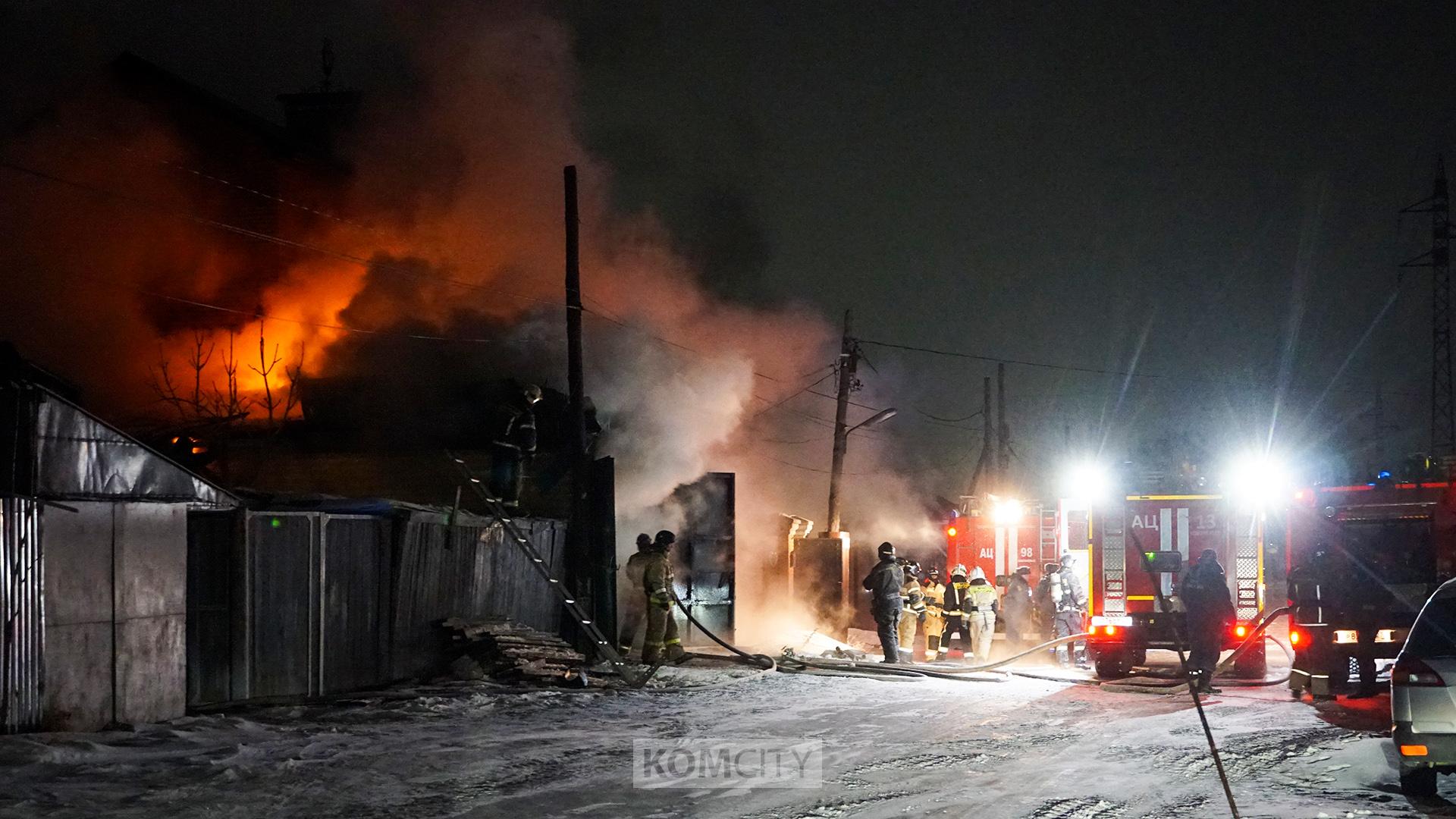 В Парковом сгорел гараж вместе с машиной