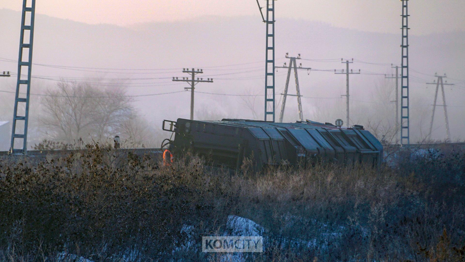 Подробности столкновения с поездом в Эльбане — сломавшийся грузовик полчаса простоял на переезде 