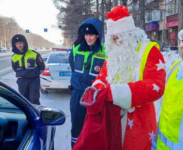 Мороз-ГИБДДшник поздравил комсомольских водителей с наступающим Новым годом