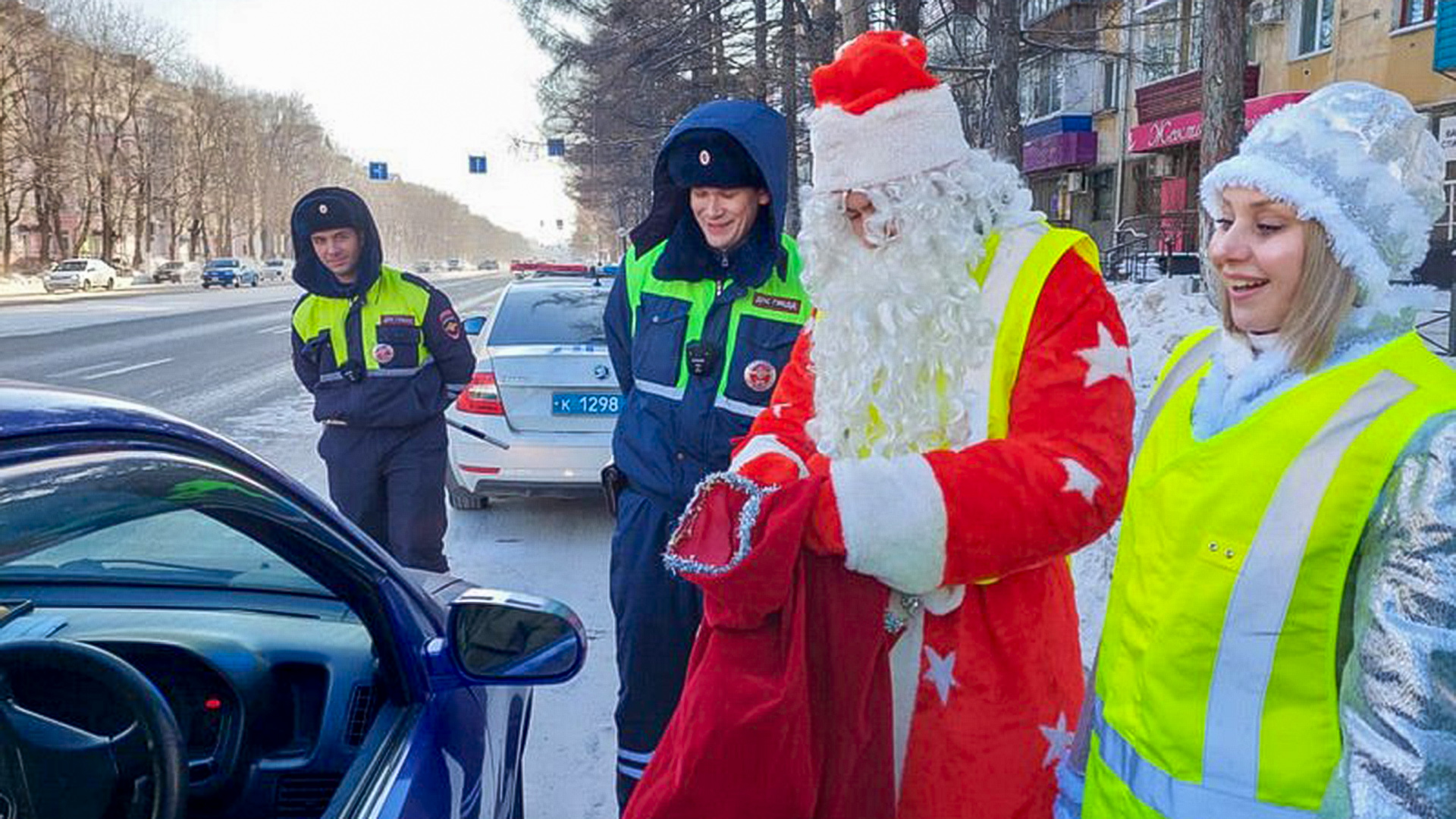 Мороз-ГИБДДшник поздравил комсомольских водителей с наступающим Новым годом